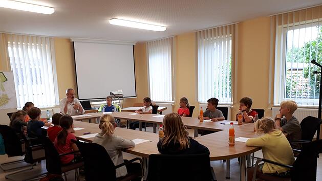 Die Kinder diskutierten am Rannunger Ratstisch wie die Gemeinder&auml;te. Ihr Thema war ein Wasserspielplatz. Foto:  Nathalie Langer