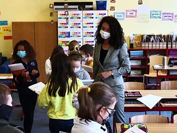Schulamtsdirektorin Stefanie Mayr-Leidnecker nimmt im Zuge der Lehrerbeurteilung an Unterrichtsstunden teil. Aus pädagogischer Sicht seien kleine Schulen und Klassen toll, sagt sie. Das Problem des Lehrermangels machen sie aber noch schwieriger lösbar. Foto: Stefan Kern