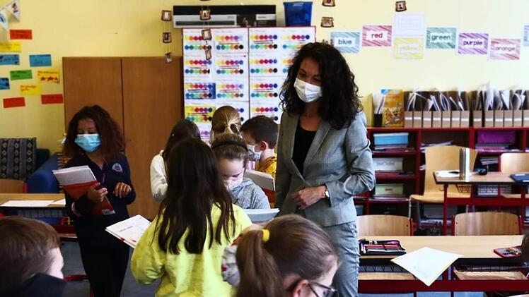 Schulamtsdirektorin Stefanie Mayr-Leidnecker nimmt im Zuge der Lehrerbeurteilung an Unterrichtsstunden teil. Aus pädagogischer Sicht seien kleine Schulen und Klassen toll, sagt sie. Das Problem des Lehrermangels machen sie aber noch schwieriger lösbar. Foto: Stefan Kern