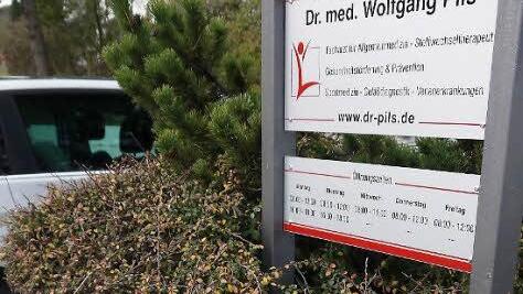 Der Wirbel um die einzige Ahorner Arztpraxis  nimmt kein Ende. Jetzt rückte im Streit zwischen Dr. Reimann und Dr. Pils sogar  die Coburger Polizei an. Foto: Berthold Köhler