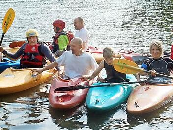 Im kühlen Nass und in der Abenddämmerung hat der Kanu- und Outdoorsportverein "KaOs" zum Schnuppertraining ins Waldbad eingeladen.Fotos: Gabi Arnold