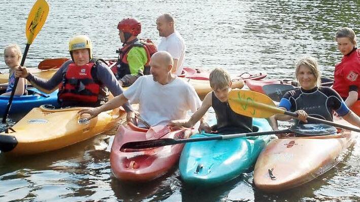Im kühlen Nass und in der Abenddämmerung hat der Kanu- und Outdoorsportverein "KaOs" zum Schnuppertraining ins Waldbad eingeladen.Fotos: Gabi Arnold