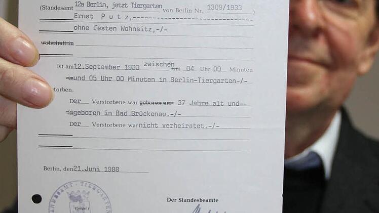 1988 forderte die Stadt Bad Brückenau nachträglich eine Sterbeurkunde von Ernst Putz beim Standesamt Berlin Tiergarten an, die Kulturamtsleiter Dieter Sternecker hier präsentiert.