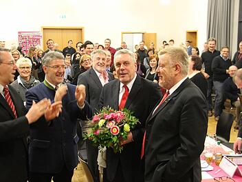 Gratulation zu 100 Prozent der Stimmen: Fraktionsvorsitzender Thomas Nowak und Landrat Michael Busch applaudieren dem Oberbürgermeister-Kandidaten der SPD, Norbert Tessmer (von links). Rechts der noch amtierende Oberbürgermeister Norbert Kastner. Foto: Simone Bastian