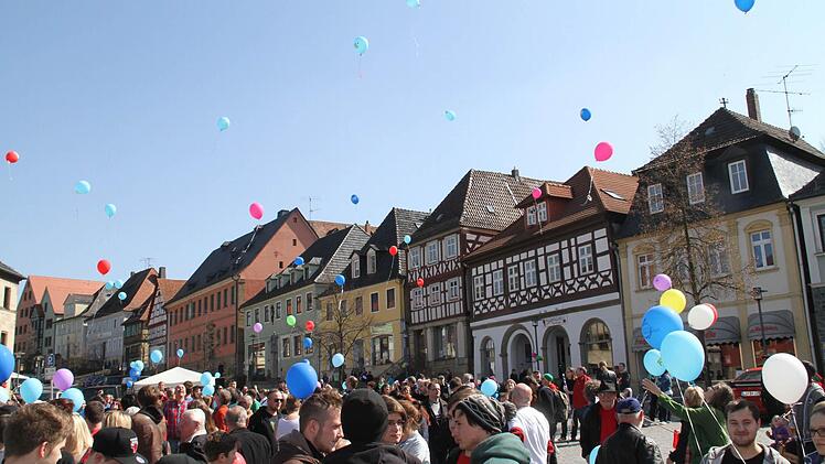 Am Ende der friedlich verlaufenden Veranstaltung steigen viele bunte Luftballons in den blauen Himmel über Lichtenfels auf.