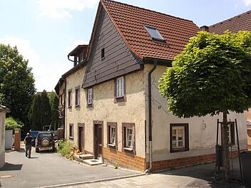 Dieses Haus in der Bahnhofstraße wird derzeit entkernt und saniert. Künftig soll darin ein Café betrieben werden. Fotos: Matthias Einwag