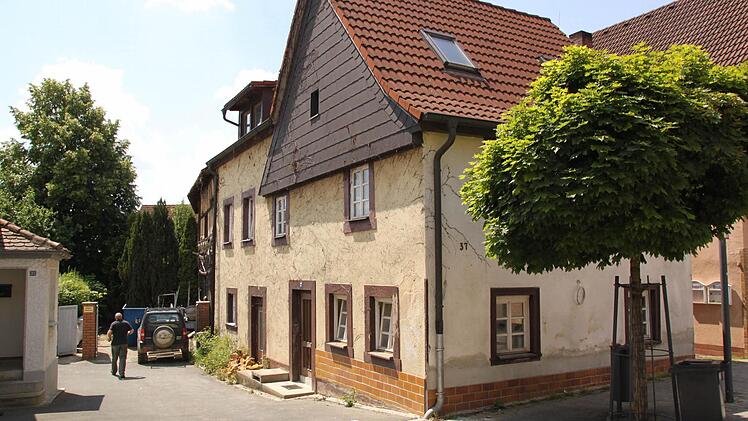 Dieses Haus in der Bahnhofstraße wird derzeit entkernt und saniert. Künftig soll darin ein Café betrieben werden. Fotos: Matthias Einwag