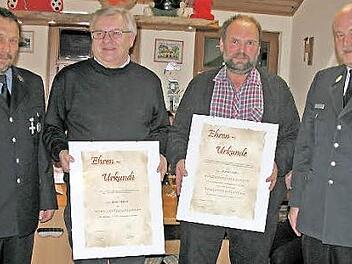 Kommandant Peter Heublein (links) und Vorsitzender Jochen Mann (rechts) mit den beiden neuen Ehrenmitgliedern der Hassenberger Feuerwehr, Hans Geier (Zweiter von links) und Jürgen Karl.  Foto: Klaus Oelzner
