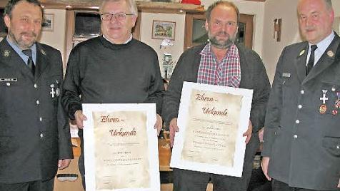 Kommandant Peter Heublein (links) und Vorsitzender Jochen Mann (rechts) mit den beiden neuen Ehrenmitgliedern der Hassenberger Feuerwehr, Hans Geier (Zweiter von links) und Jürgen Karl.  Foto: Klaus Oelzner