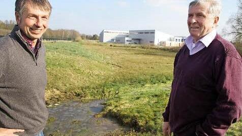 Bauhofleiter Willi Lauterbach (links) und Karl Pöhlmann (rechts), der stellvertretende Leiter der Gemeindewerke