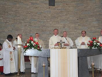 Dekan Hans Roppelt freute sich, dass Pater Thomas, Pater Alard, sein "Wegbegleiter aus Studienzeiten" Ottmar Fuchs, Domkapitular Josef Zerndl, Kaplan Norbert Förster und Pfarrer Ignacy Kobus (nicht im Bild) den Gottesdienst mitgestalteten. Fotos: Sonja Adam