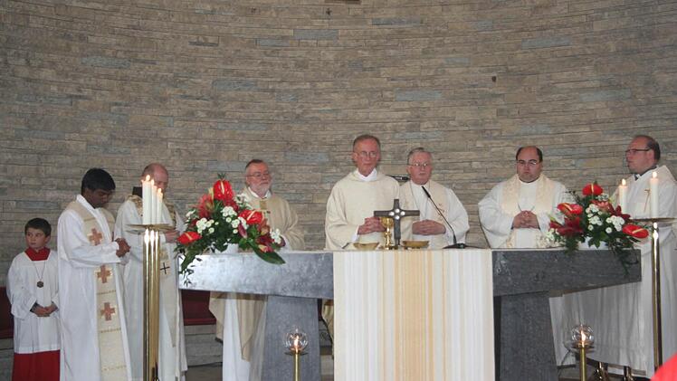 Dekan Hans Roppelt freute sich, dass Pater Thomas, Pater Alard, sein "Wegbegleiter aus Studienzeiten" Ottmar Fuchs, Domkapitular Josef Zerndl, Kaplan Norbert Förster und Pfarrer Ignacy Kobus (nicht im Bild) den Gottesdienst mitgestalteten. Fotos: Sonja Adam