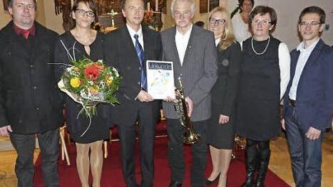 Hans Richter bläst seit 50 Jahren im Chor. Unser Bild zeigt ihn (Mitte) mit (von links) Holger Nützel, Marion Zimmermann, Dietmar Zimmermann, Pfarrerin Ulrike Werner, Karola Lorenz und Sven Menhorn.