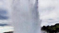 Alle fünf bis zehn Minuten bricht der Geysir Stokkur aus. Ein Spektakel, bei dem man auf Island ausnahmsweise mal auf eine größere Ansammlung an Touristen trifft.