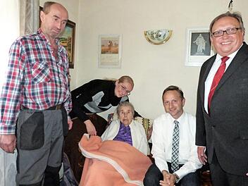 Unser Bild zeigt von links Sohn Hans-Werner Schmidt, Enkelin Svenja Grünner, Babette Schmidt, Bürgermeister Robert Bosch und stellvertretenden Landrat Dieter Schaar. Foto: Werner Reißaus