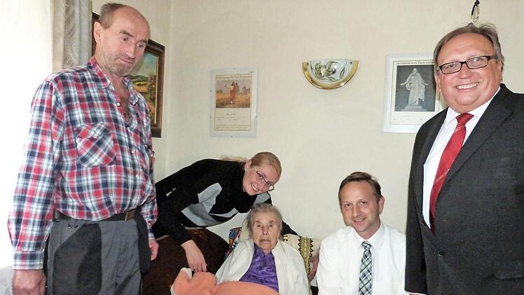 Unser Bild zeigt von links Sohn Hans-Werner Schmidt, Enkelin Svenja Grünner, Babette Schmidt, Bürgermeister Robert Bosch und stellvertretenden Landrat Dieter Schaar. Foto: Werner Reißaus