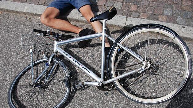 In Selb wurde ein junger Radfahrer von einem abbiegenden Auto erfasst und schwer verletzt. Symbolbild: Paul Zinken/dpa