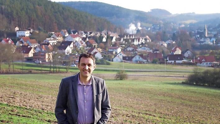 Jörg Neubauer setzt sich nach eigenen Angaben mit Leidenschaft für Weißenbrunn ein - und das nicht nur wegen der Wahl. Foto: Veronika Schadeck