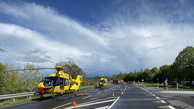 Mehrere Verletzte bei schweren Verkehrsunfall auf der B26