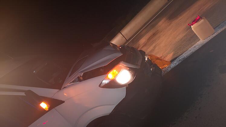 Drei Verletzte: Transporter f&auml;hrt auf Zivilstreife auf