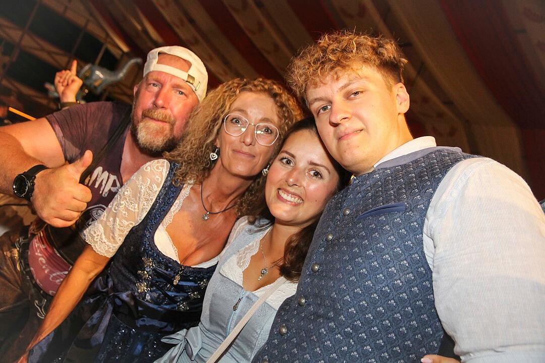 Tanzen, Feiern, Mitsingen &ndash; bayerische Partystimmung bis Mitternacht.