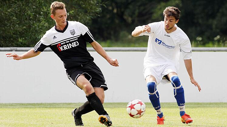 Links Tobias Krines vom FC Sand gegen Nikolai Parsa.