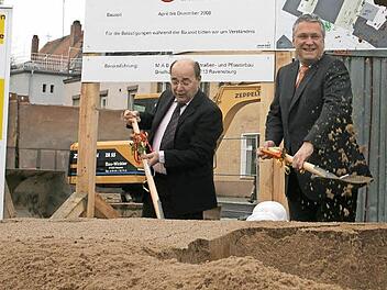 Legen gemeinsam Hand an, wenn es um den viergleisigen Ausbau der Bahnstrecke bei Forchheim geht, um den S-Bahn-Halt im Norden zu realisieren: OB Franz Stumpf (l.) und Bayerns Innen- und Verkehrsminister Joachim Herrmann. Unten: Ausschnitt aus dem Schreiben von Herrmann an Stumpf.  Foto: Archiv/Torsten Geiling