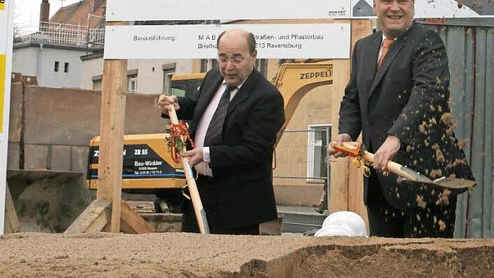 Legen gemeinsam Hand an, wenn es um den viergleisigen Ausbau der Bahnstrecke bei Forchheim geht, um den S-Bahn-Halt im Norden zu realisieren: OB Franz Stumpf (l.) und Bayerns Innen- und Verkehrsminister Joachim Herrmann. Unten: Ausschnitt aus dem Schreiben von Herrmann an Stumpf.  Foto: Archiv/Torsten Geiling