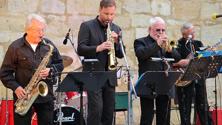 Die Mitglieder der Semperhouse Jazzband feierten bei der Moonlight-Serenade ihr 30-jähriges Bühnenjubiläum. Foto: Katharina Müller-Sanke