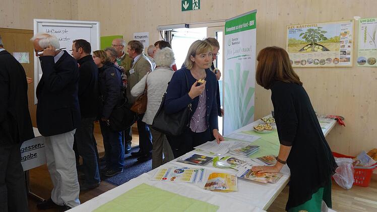 Jede Menge Information rund um die Landwirtschaft und ihre Produkte gab es den ganzen Sonntag über rund um das Steigerwaldzentrum, hier beispielsweise über das Rapsöl und seine Verarbeitung.