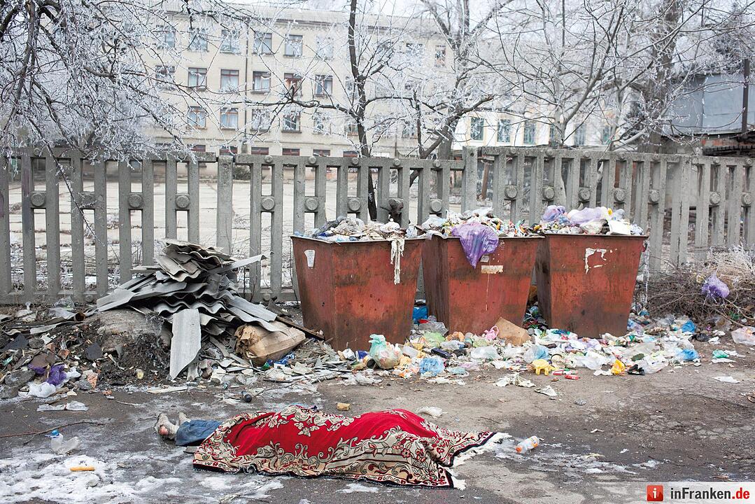 Das Foto vom Feburar 2015 zeigt ein Motiv aus einer Reportage mit der abgedeckten Leiche eines Mannes in Myronivs'ki in der Ukraine. Die Motive des Fotografen Florian Bachmeier wurden zum Sieger in der Kategorie "Serie".