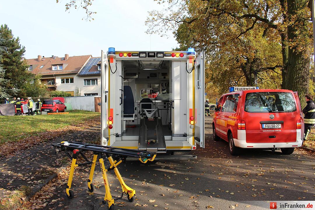 Unfall aufgrund von medizinischer Ursache – Kleinwagen in Heuballen geparkt