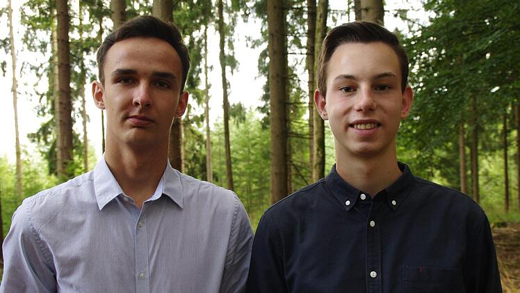David Süßmann (l.) und Alexander Rösch waren bei der Enthüllung des Kunstwerks vor Ort. Foto: Marco Meißner