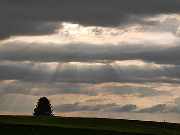 Kalte Luft aus dem Norden, warme aus dem S&uuml;den: Zum Wochenstart wird das Wetter in Franken wechselhaft, auch Gewitter sind m&ouml;glich. Foto: Nicolas Armer/dpa
