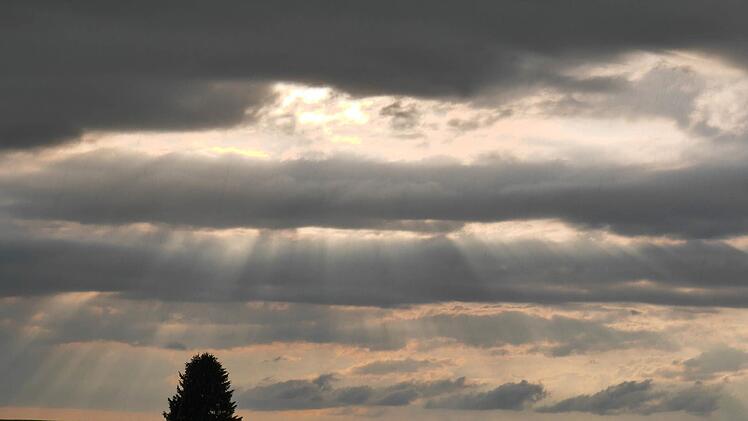 Kalte Luft aus dem Norden, warme aus dem S&uuml;den: Zum Wochenstart wird das Wetter in Franken wechselhaft, auch Gewitter sind m&ouml;glich. Foto: Nicolas Armer/dpa