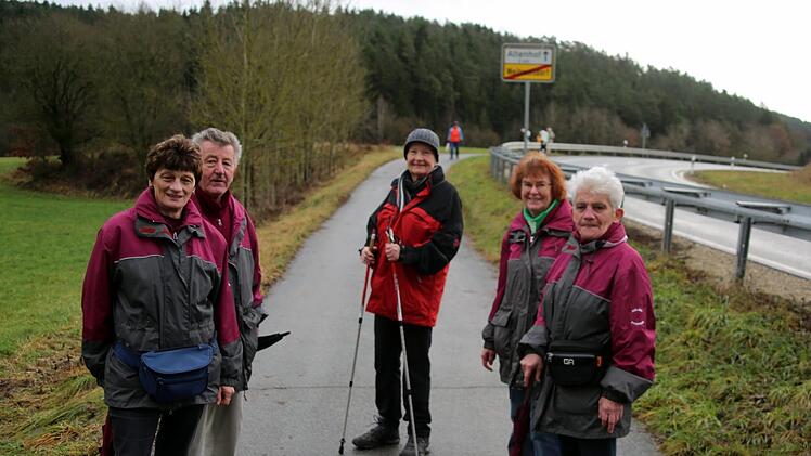 Stammgäste bei der Silvesterwanderung des SV Tambach sind die Wanderfreunde aus Schwarzenbach an der Saale. Diese Vier bildeten am Sonntag die Vorhut für 20 weitere Mitgereiste. Während die Schwarzenbacher das Ziel fast vor Augen hatten, fing für Gisela Schaffelhuber aus Eggolsheim (Bildmitte) die Runde erst an. Foto: Bettina Knauth