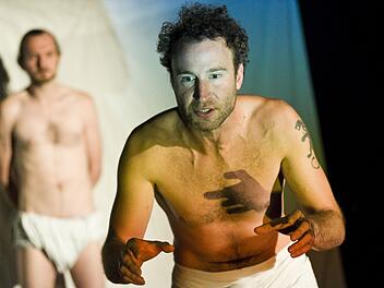 Sebastian Woll (Johannes Haußner, vorne) und sein Psychiater (Christoph Wehr)  Fotos: Theater Wildwuchs