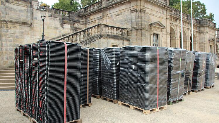 Impressionen vom Aufbau für den HUK-Coburg-Open-Air-Sommer 2018 auf dem Schlossplatz in Coburg - hier sind tausende Stühle für die zum Teil bestuhlten Konzerte zu sehenOliver Schmidt