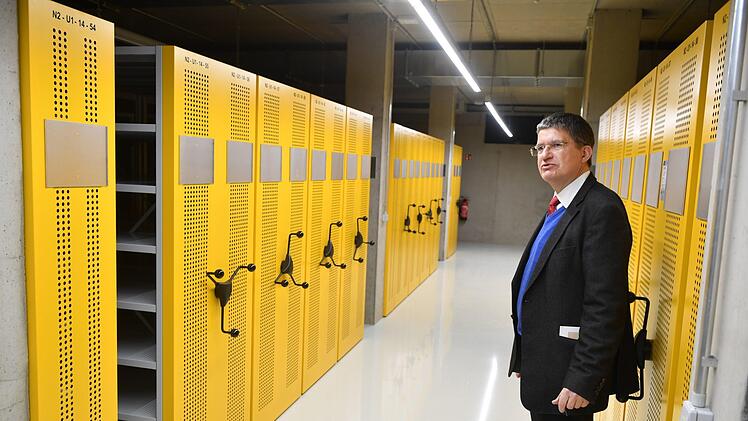 Christian Kruse, Leiter des Staatsarchivs Bamberg, zeigt eines der 13 fensterlosen Magazine. 11 davon sind mit  Rollregalanlagen  ausgestattet.  Insgesamt stehen im Neubau   27,2 Kilometer Regal  zur Verfügung.   Foto: Ronald Rinklef