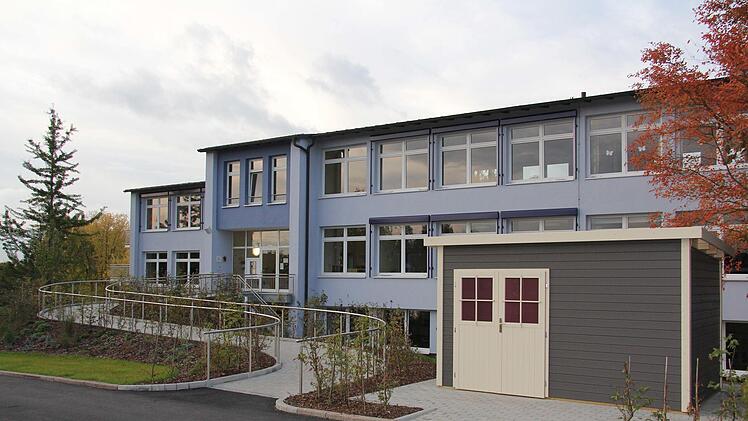 Für Kinderwagen wurde ein Holzhaus in der Nähe der Schule errichtet. Foto: Alexandra Kemnitzer