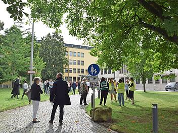 Als im Justizgebäude am Mittwochmorgen der Probealarm ertönt, sammeln sich die einzelnen Behörden in kleinen Gruppen vor dem Gebäude.