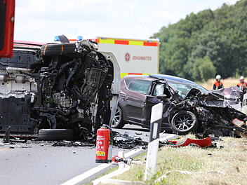 Lonnerstadt: Schlimmer Unfall wegen Frontalcrash - zwei Hubschrauber f&uuml;r zwei Schwerverletzte im Einsatz