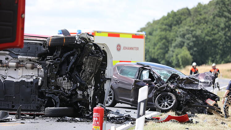 Zwei Schwerverletzte nach Frontalkollision: Zwei Rettungshubschrauber im Einsatz