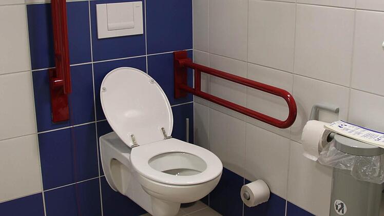 Die Toiletten im Bereich für Demenzkranke sind in kontrastreichen Farben gestaltet, ...