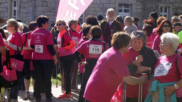 Abschließendes Dehnen beim Austausch der persönlichen Eindrücke, lange hielten sich die Damen noch im musikalisch umrahmten Zielbereich auf. Foto: Thomas Dill