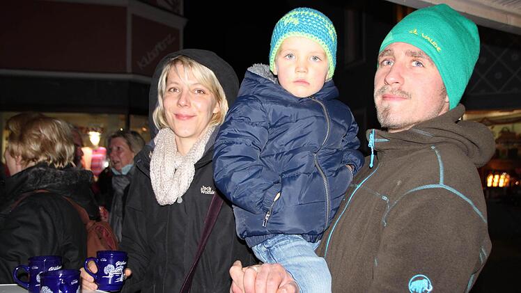 Familie Stöckner aus Zeitlofs lauscht Sohnemann Julius, der bei der Percussion-Gruppe mitspielt.
