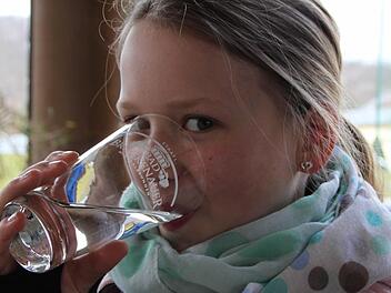 Tag des Wassers: Fabienne aus Weißenbach hat die Führung im Staatsbad Bad Brückenau mitgemacht. Auch zuhause trinkt die Familie Bad Brückenauer Quellwasser. Foto: Ulrike Müller