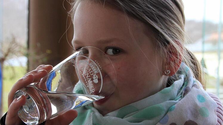 Tag des Wassers: Fabienne aus Weißenbach hat die Führung im Staatsbad Bad Brückenau mitgemacht. Auch zuhause trinkt die Familie Bad Brückenauer Quellwasser. Foto: Ulrike Müller