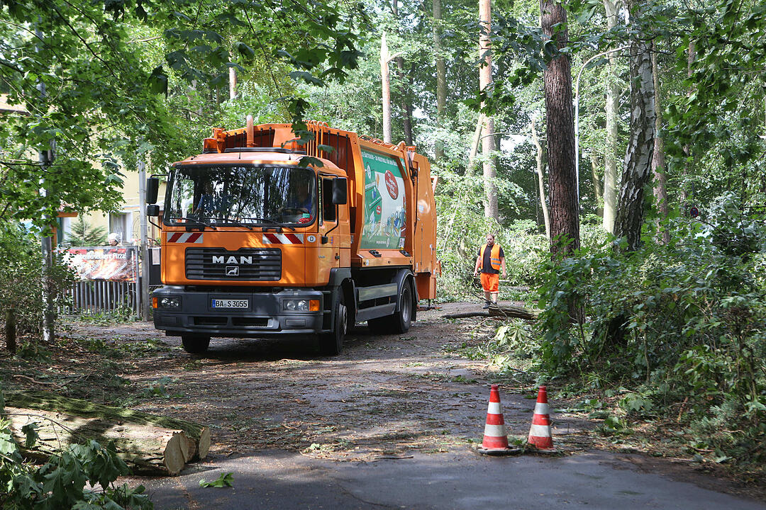 Aufraeumarbeiten in Bamberg nach schwerem Unwetter