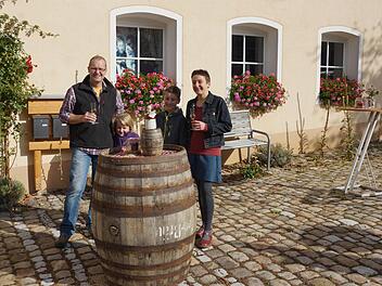 Heidi Brehmer-Knauer freut sich, dass ihr erster Whisky gelungen ist. Darauf stößt sie mit ihrem Mann an.
